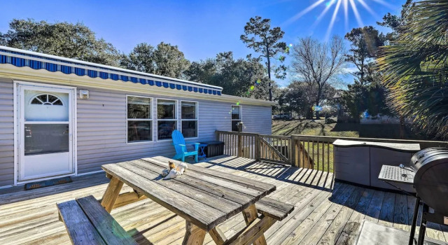 Коттедж Atlantic Beach Home w/ Decks & Fire Pit