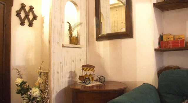 It 's located in the historic center of Pisa on the ground floor of a 17th century building