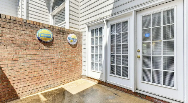 9 Mi to Uptown: Abode w Hot Tub in Charlotte, Забронировать Отель Отели Шарлотте 3 звезды, 3*