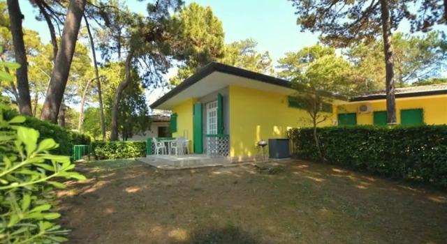 Villa With Private Fenced Garden in Lignano Pineta, Book Villa Hoteller i Friuli Venezia Giulia med parkering, Parkering