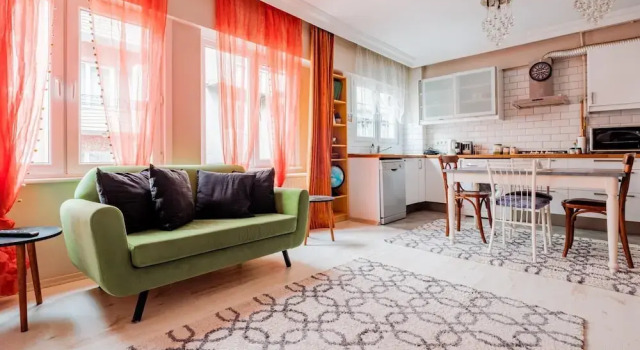 Lovely Flat w Balcony 5 min to Istiklal Ave