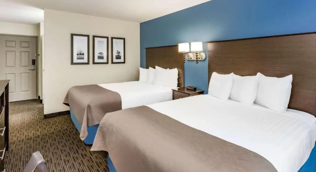 Четырёхместный номер Standard AmericInn & Suites Burnsville, MN