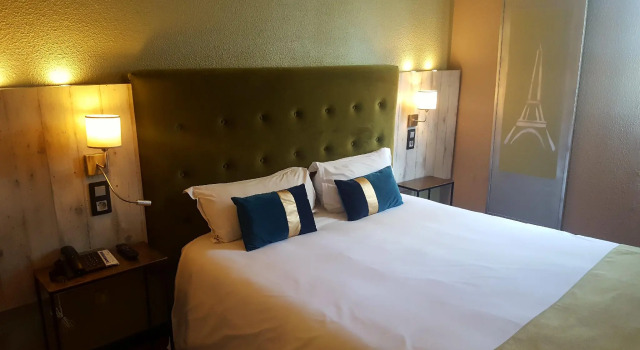Кровать в общем номере Euro Hôtel Paris Créteil