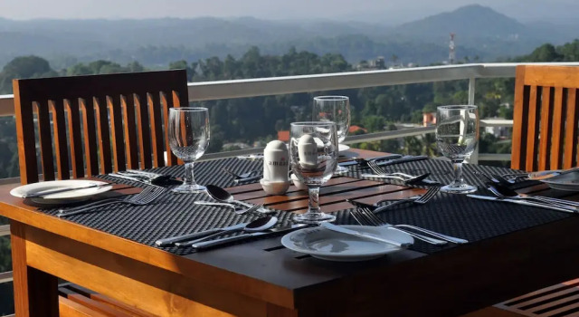 Люкс Пентхаус с балконом Amaara Sky Hotel Kandy