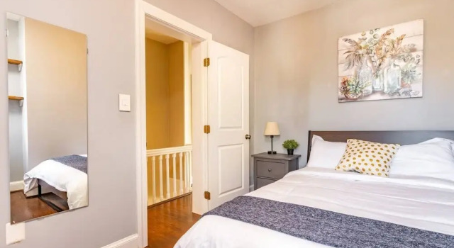 Astonishing Old Town Colonial Home w/parking by CozySuites, Забронировать Отель Отели Александрии 3 звезды, рядом с Washington Masonic National Memorial, 3*