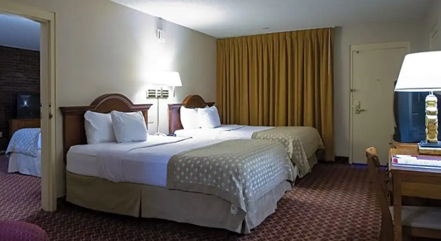 Шестиместный номер Deluxe Ramada by Wyndham Topeka Downtown Hotel & Convention Center