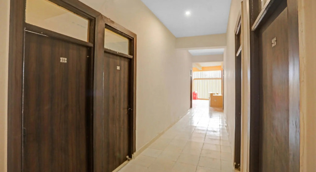 SPOT ON 82185 Noida House
