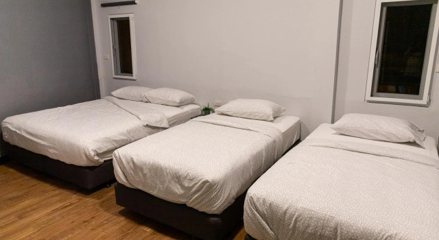 U4 Large 2 bed rooms full kitchen 200m to BTS