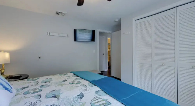 Коттедж Coastal Getaway w/ Porch, 2 Mi to Niantic Beach!