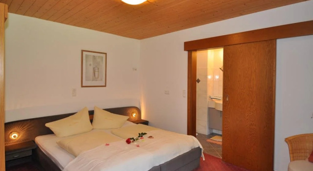 Haus am Waldrand, Rezerwuj Hotel Hotele w Lechtal z parkingiem, Parking