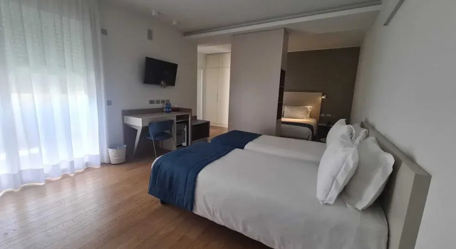 Четырёхместный номер Standard c 1 комнатой с видом на внутренний двор Hesperia Hotel & Residence