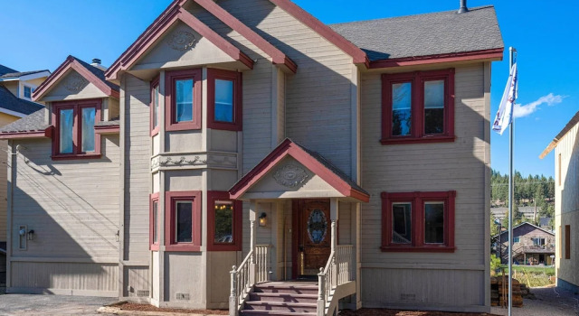 Luxe & Spacious Riverfront , Steps To Downtown 5 Bedroom Home