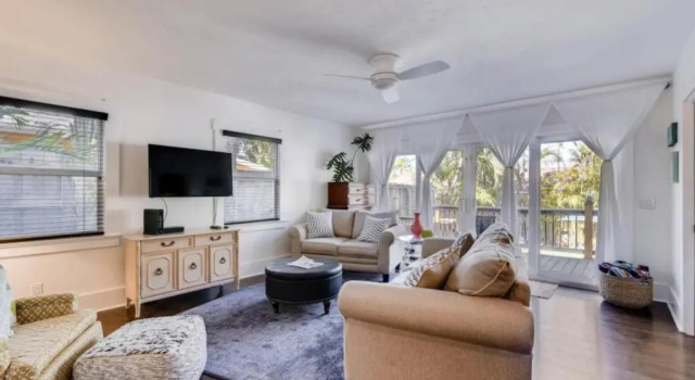 The Periwinkle House - 4bd-2ba - Sleep 10, Rezerwuj Hotel Hotele w Palm Beach County z basenem, Basen