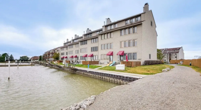 Апартаменты Lakefront Port Clinton Condo w/ Boat Dock & Slip!