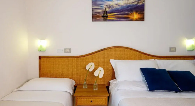 Четырёхместный номер Standard с балконом Hotel Capri