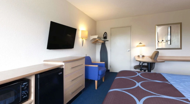 Двухместный номер Standard с балконом Days Inn by Wyndham Monmouth Junction-S Brunswick-Princeton
