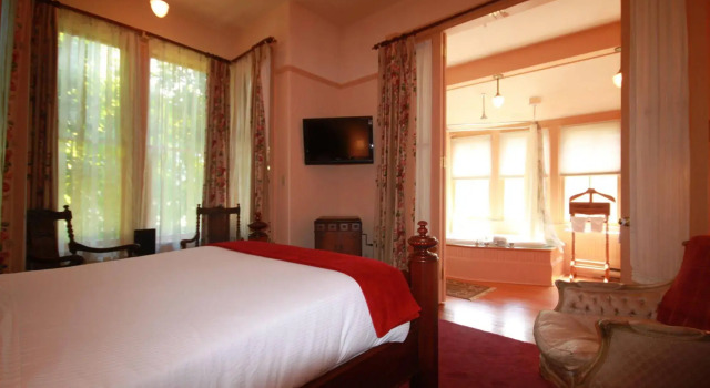 Spinnakers Brewpub & Guesthouses