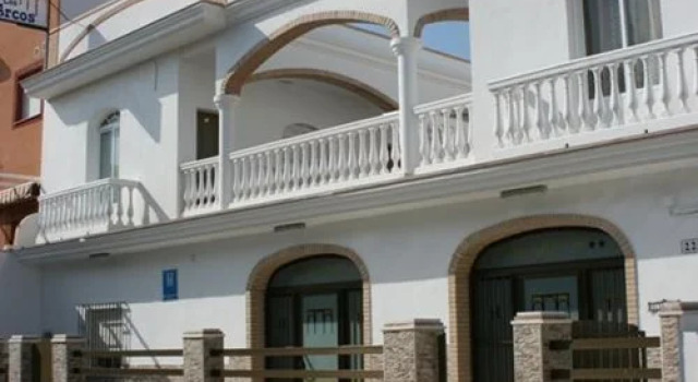 Hostal Los Arcos, Забронировать Отель Чипиона Коста-де-ла-Лус, рядом с Памятник Росио Хурадо