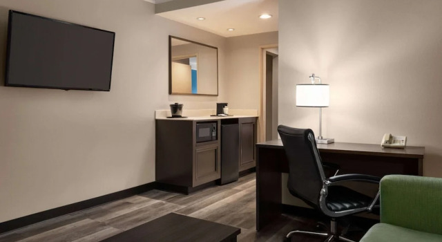 Люкс La Quinta by Wyndham Madison American Center