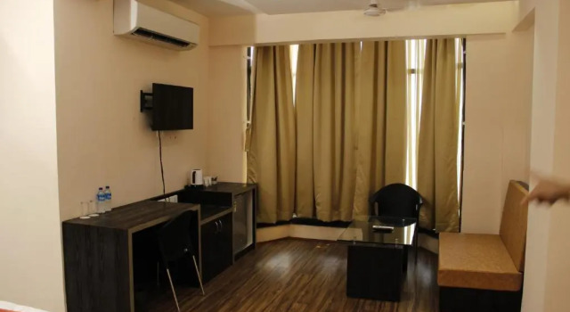 Люкс с видом на город Regenta Inn Larica