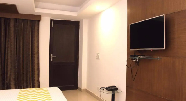 FabHotel Blueberry Hauz Khas, Забронировать Отель Отели Нью-Дели с парковкой, Парковка