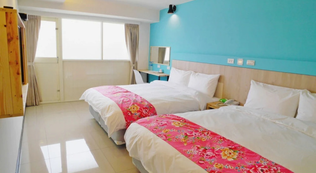 Четырёхместный номер Standard с балконом и с видом на город Good Night Hotel