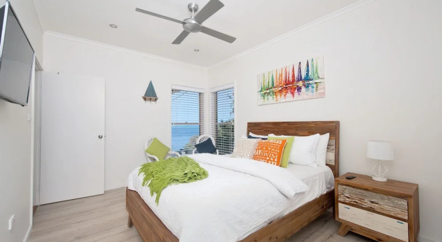 Dutchies Sand & Sea Beach House - easy walk to the beach, Забронировать Дом для отпуска Нельсон-Бей Port Stephens, рядом с Baptist Tabernacle