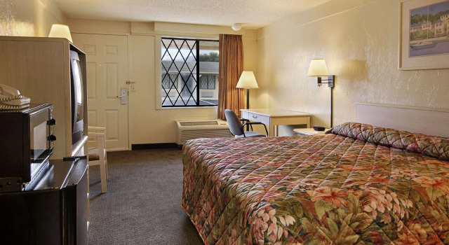 Двухместный номер Standard Super 8 by Wyndham Lantana West Palm Beach