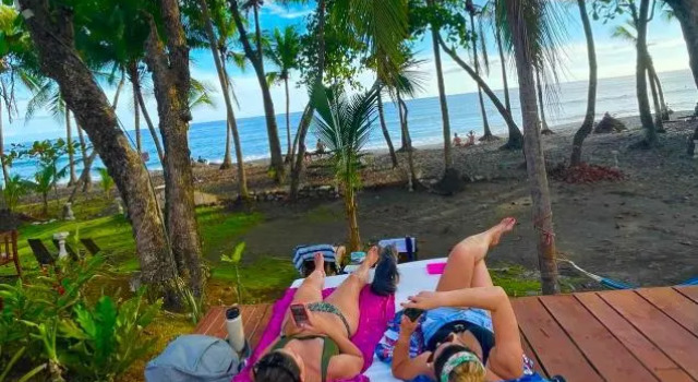 Четырёхместный номер Standard с балконом и с красивым видом из окна Hotel Beachfront Vista Hermosa