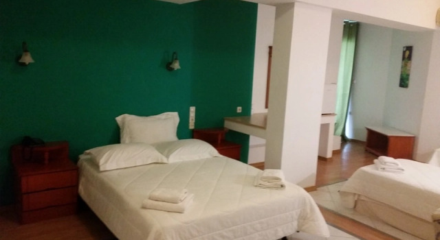 Трёхместный номер Standard с балконом и с видом на сад Olympic Village Hotel & SPA