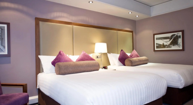 Четырёхместный номер Standard Sandman Signature London Gatwick Hotel