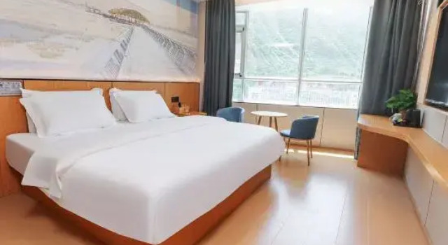 Кровать в общем номере Lanfeng Hotel (Longnan Tanchang Guan'egou Bridge)