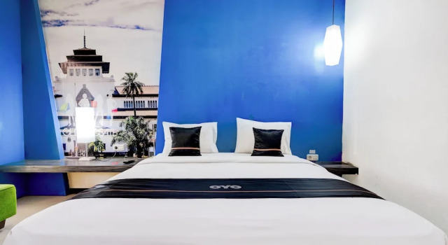 Deluxe Double room with balcony Townhouse Oak Cihampelas Near Ciwalk Formerly Promenade Hotel