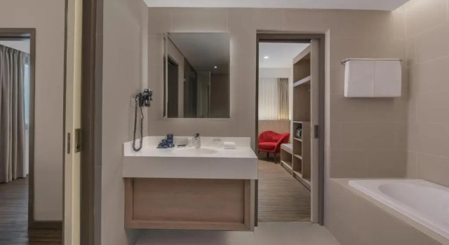 Полулюкс Park Inn by Radisson North Edsa
