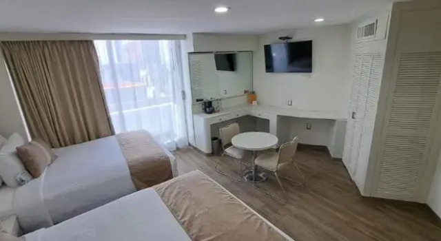 Четырёхместный номер Standard с балконом Hotel Century Reforma