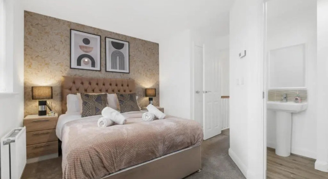 Luxury 2 Bed House City Centre ✘ BBQ & GARDEN ☆ FAMILY FRIENDLY→ Swingball & Outdoor Furniture - FREE PARKING → With 50 Inch Smart TV, FREE NETFLIX & WIFI ✘ Comfy Seating Area - BY MAEVELA®