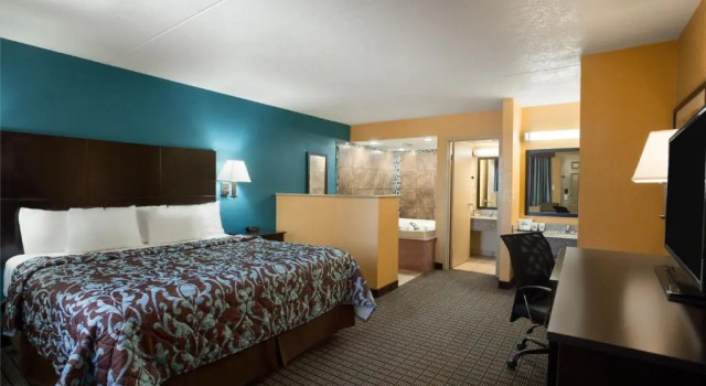 Люкс Deluxe Days Inn by Wyndham Conway