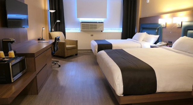 Четырёхместный номер Superior Hotel Espresso Montreal Downtown
