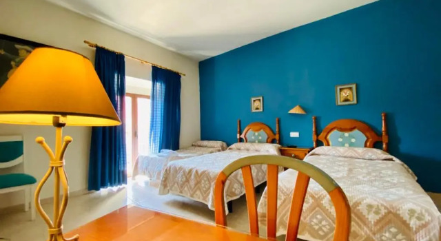 Трёхместный номер Standard с балконом и с красивым видом из окна Hostal León