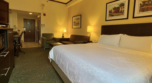 Номер Standard Holiday Inn Express Hotel & Suites Charleston - Northwoods by IHG