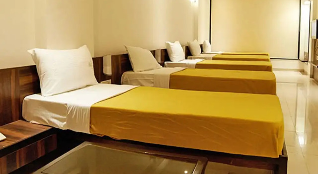 Кровать в общем номере Venus Grand Inn