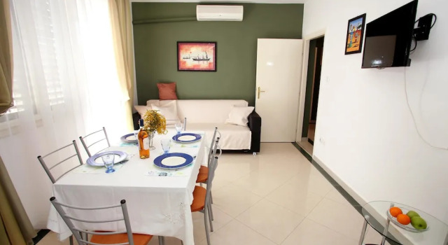 Apartment Ivan, Забронировать Апартаменты/квартира Винишче Trogir Riviera, рядом с Пляж Купиница