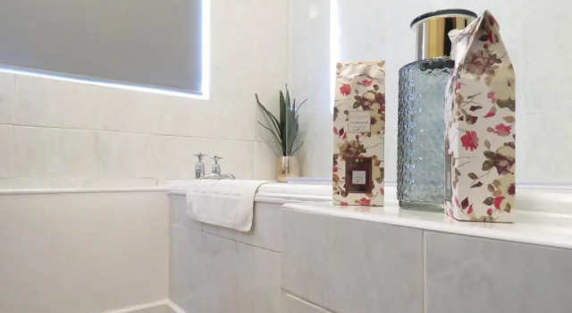 Апартаменты Tudors eSuites 3 Bedroom Apartment 6 Beds & Parking