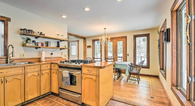Коттедж Waitsfield Vacation Rental w/ Private Hot Tub