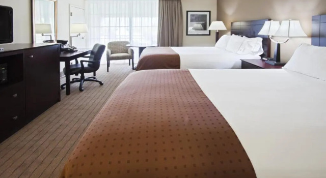 Четырёхместный номер Executive Holiday Inn Express- North Palm Beach and IHG Hotel