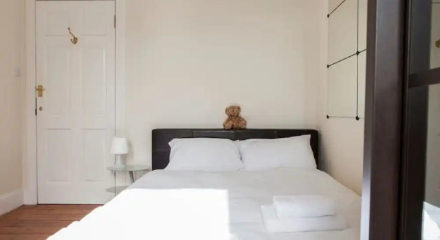 2 Bedroom New Town Flat In Edinburgh, Забронировать Отель Отели Эдинбурга 3 звезды, рядом с Church of St Andrew &amp; St George, 3*