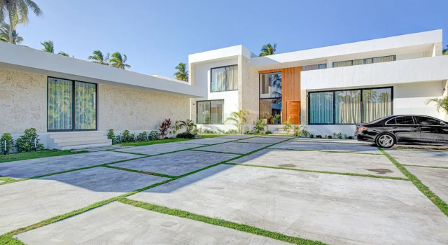 Вилла Luxury 9BR Beachfront Stunner With Private Pool
