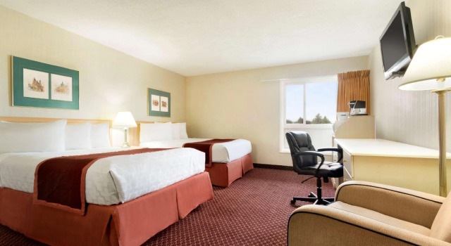 Четырёхместный номер Standard Travelodge by Wyndham Lethbridge
