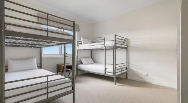 12 Echidna Grove, Book Hotel Cowes 