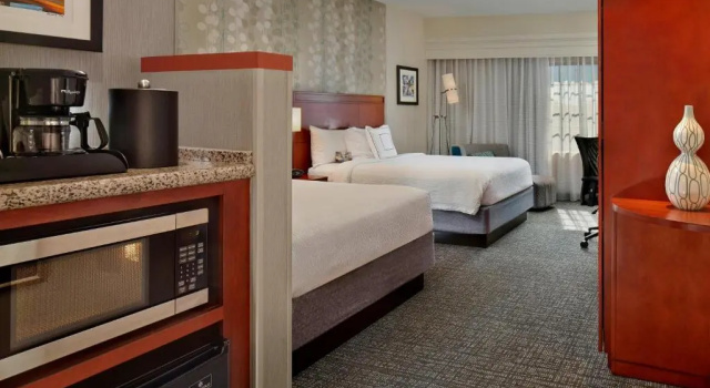 Четырёхместный номер Standard Courtyard by Marriott Stuart